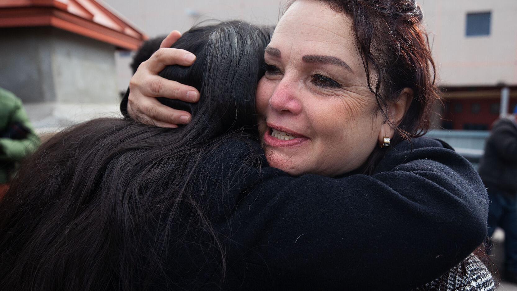 Tucson siblings welcome their mom home after 14 years apart